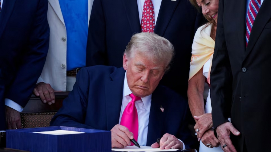 Siêu dự luật 'to đẹp' của ông Trump vừa được thông qua có gì đặc biệt?