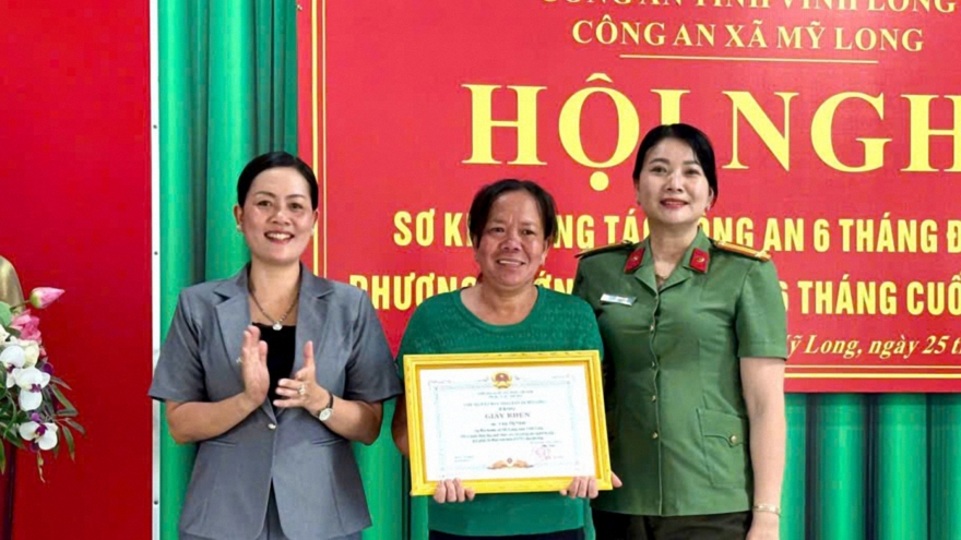 Khen thưởng người dân nhặt được vàng, trả lại người đánh rơi