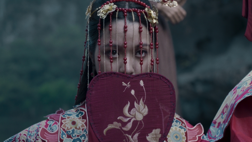 Lâm Thanh Mỹ hóa cô dâu cổ trang trong phim kinh dị mới