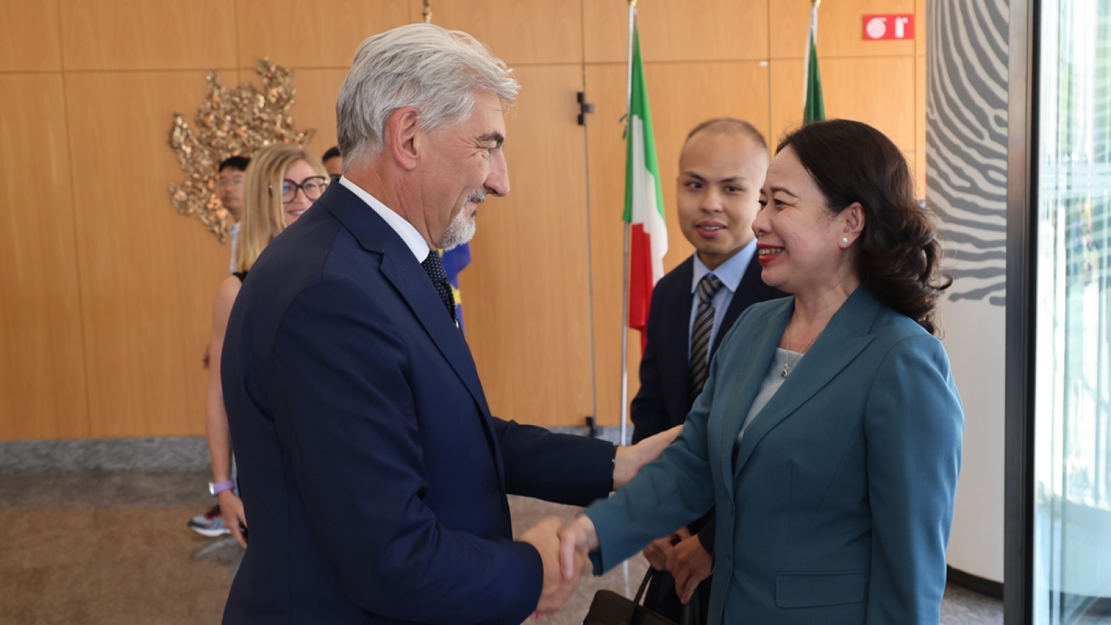 Chủ tịch vùng Lombardy đánh giá cao Việt Nam vận hành chính quyền 2 cấp
