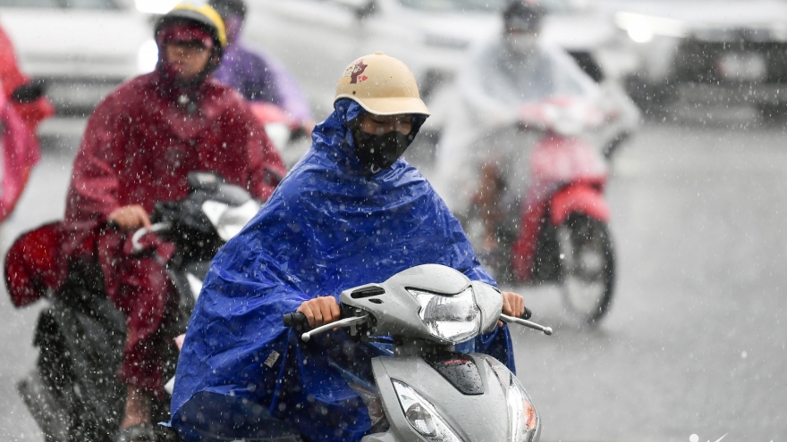 Nhiều trường cho học sinh tan sớm hoặc tạm nghỉ để tránh bão Wipha