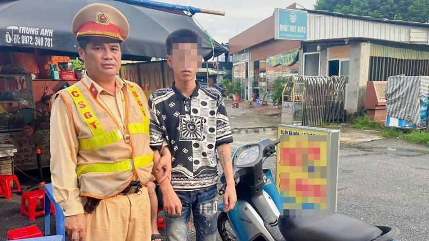 Mang xe máy ăn trộm từ Nghệ An ra Hà Nội để tiêu thụ bị CSGT phát hiện