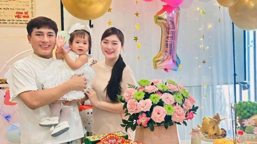Sao Việt 5/7: Thanh Trúc - Châu Khải Phong mừng thôi nôi con gái