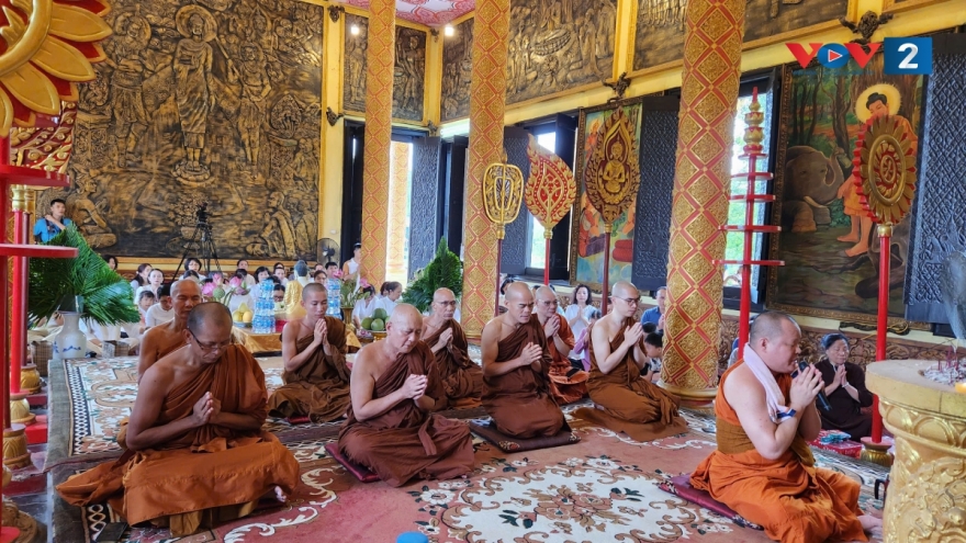 Trang nghiêm Lễ dâng y tắm mưa tại Làng Văn hóa