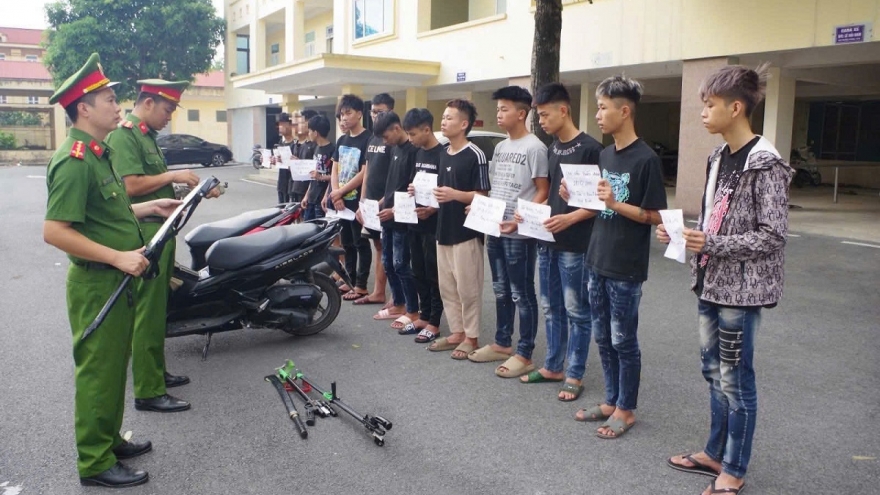 Tạm giữ hình sự 11 thanh, thiếu niên mang hung khí rượt đuổi nhau trên phố