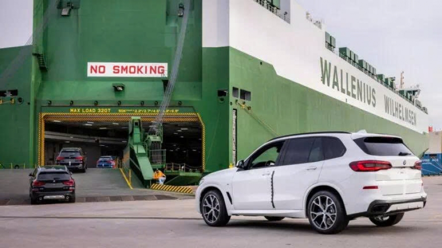 Lượng lớn ô tô ùn ứ tại các cảng châu Âu vì chính sách thuế mới của Mỹ