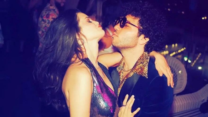 Selena Gomez tình tứ cùng vị hôn phu tại tiệc sinh nhật