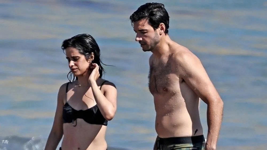 Camila Cabello và bạn trai tỷ phú tình tứ trên biển