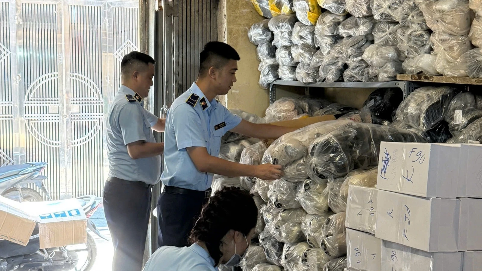 Hà Nội: Thu giữ hàng nghìn quần áo, giày dép có dấu hiệu giả mạo nhãn hiệu