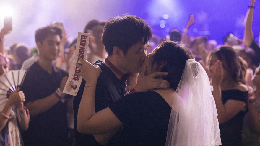 Hoàng Dũng bất ngờ chứng kiến màn cầu hôn lãng mạn của khán giả Hà Nội