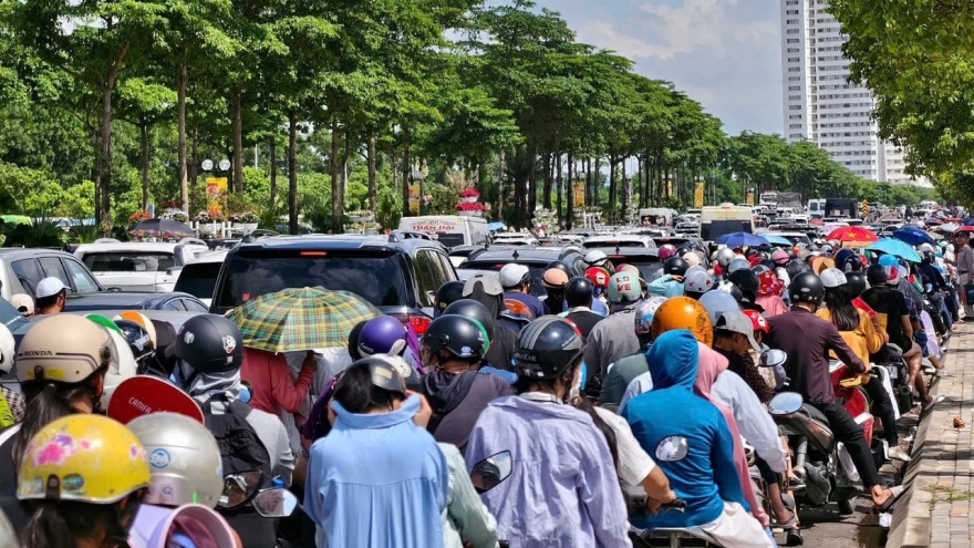 Ùn tắc kéo dài đường vào Trung tâm Hội chợ Triển lãm quốc gia ở Đông Anh