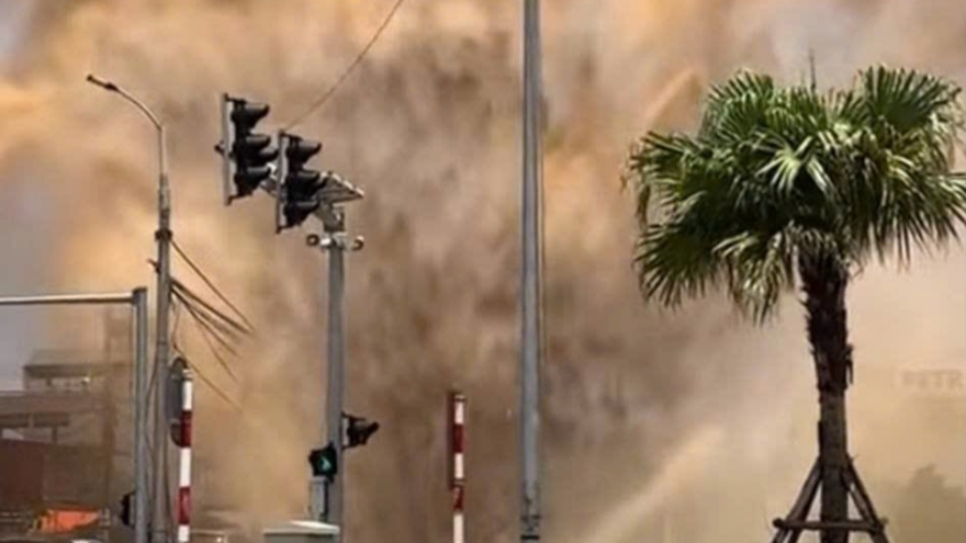 Xôn xao hình ảnh cột nước cao hàng chục mét phun vào người đi đường ở Bắc Ninh