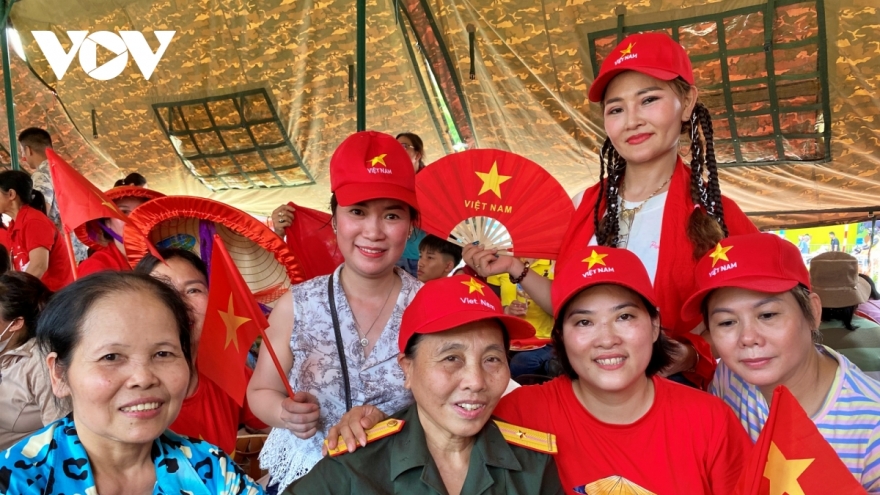 Người dân nhận trực tiếp quà tặng 100.000 đồng hoặc qua tài khoản kết nối VNeID