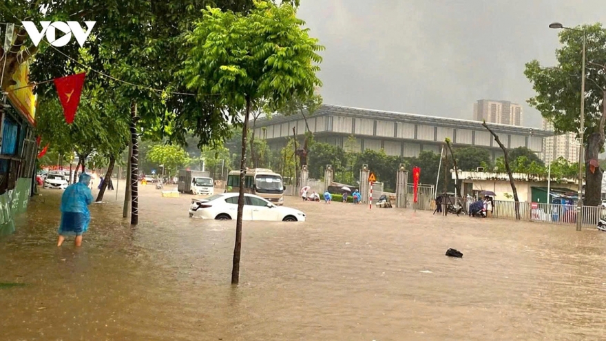 Post-Kajiki impact: Torrential rains paralyse Hanoi during morning rush hour