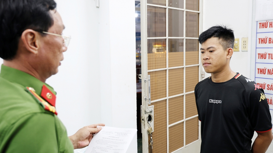 Bắt kẻ cho vay lãi 'cắt cổ' ép con nợ chụp ảnh khỏa thân, 'quan hệ' để 'xóa nợ'