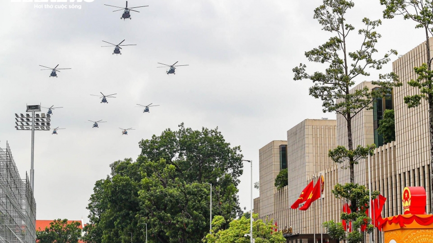 Military helicopters rehearse over Ba Dinh Square ahead of National Day