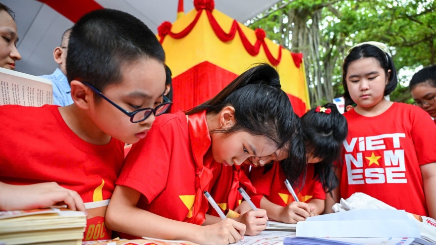 Tìm hiểu lịch sử với trải nghiệm đa giác quan tại Triển lãm “80 năm rạng rỡ non sông"