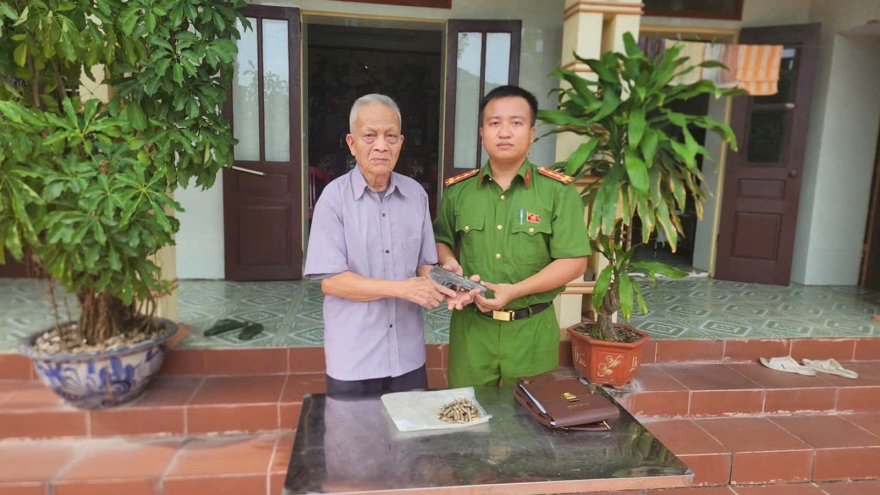 Giao nộp súng và 57 viên đạn cho công an sau khi đào được ở bụi chuối