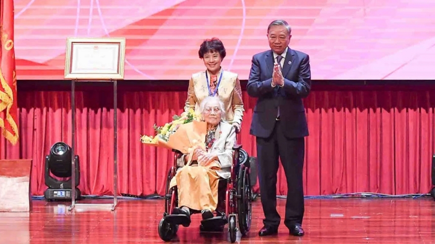 Tổng Bí thư Tô Lâm trao danh hiệu AHLĐ cho nguyên Phó Chủ tịch nước Nguyễn Thị Bình
