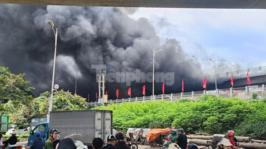 Cháy ngùn ngụt, khói cuồn cuộn bốc cao dưới gầm cầu Vĩnh Tuy sau tiếng nổ lớn