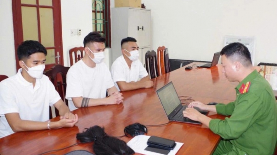 Triệu tập 3 thanh niên dàn dựng clip, giả gái đóng "cảnh nóng" trên xe Mercedes