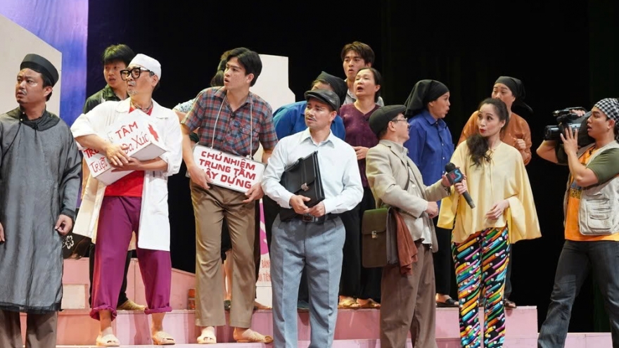 Vở kịch “Bệnh sĩ” của Lưu Quang Vũ gây sốt mạng xã hội, Gen Z đổ xô đi xem