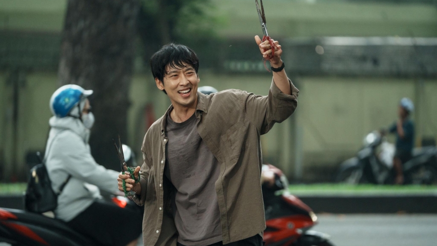 Tuấn Trần lột xác trong "Mang mẹ đi bỏ", xứng đáng "diễn viên phim trăm tỷ"