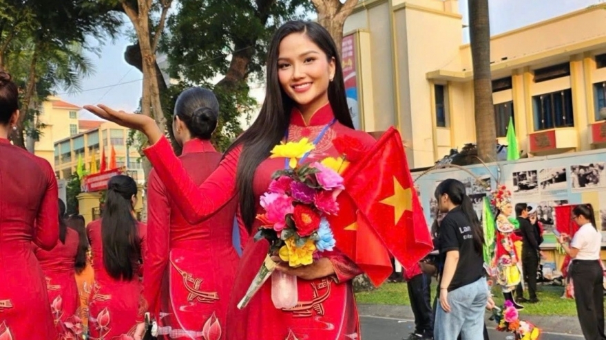 Sao Việt 24/8: H'Hen Niê mang thai gần 5 tháng khi tham gia diễu hành 30/4