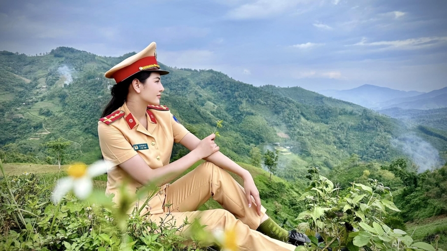 Hút hồn nhan sắc nữ CSGT vào vai diễn "girl phố" gây sốt mạng xã hội