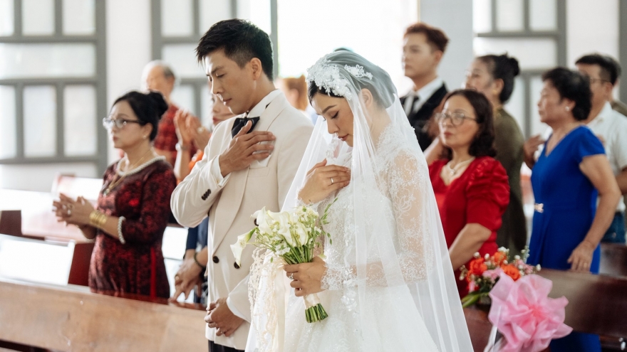 Sao Việt 3/8: Người mẫu Lê Thu Trang làm lễ cưới