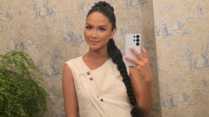 Sao Việt 4/8: H'Hen Niê "nghiện" ngắm bụng bầu lớn lên mỗi ngày