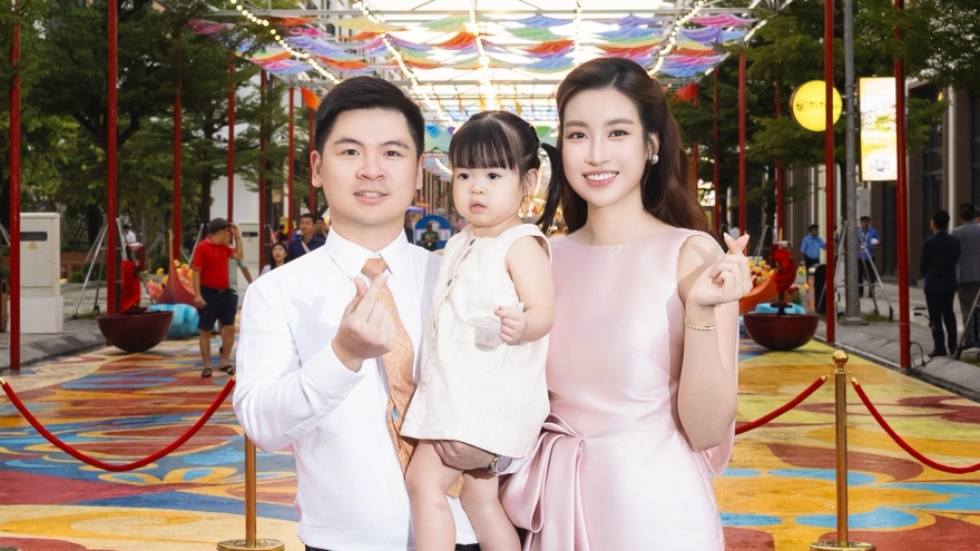 Sao Việt 12/8: Vợ chồng Hoa hậu Đỗ Mỹ Linh đưa con gái đi sự kiện