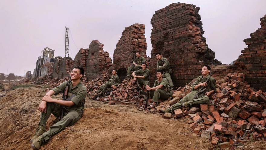 "Mưa đỏ" cán mốc 300 tỷ đồng sau 9 ngày, hứa hẹn phá nhiều kỷ lục phòng vé