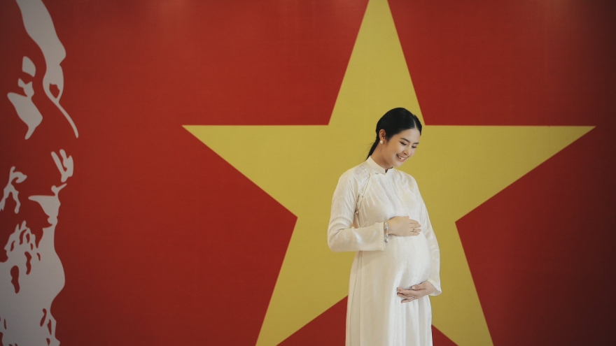 Sao Việt 30/8: Hoa hậu Ngọc Hân khoe bụng bầu trong tà áo dài