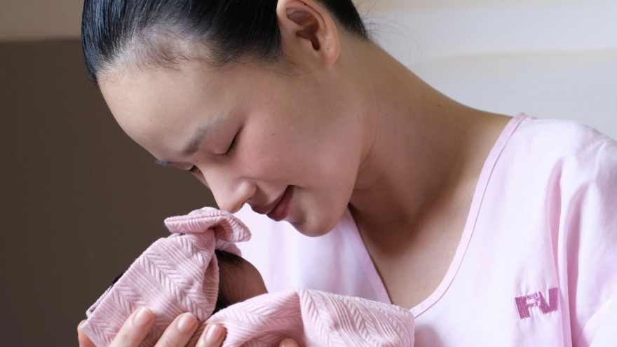 Sao Việt 26/8: Người mẫu Tuyết Lan sinh con gái đầu lòng