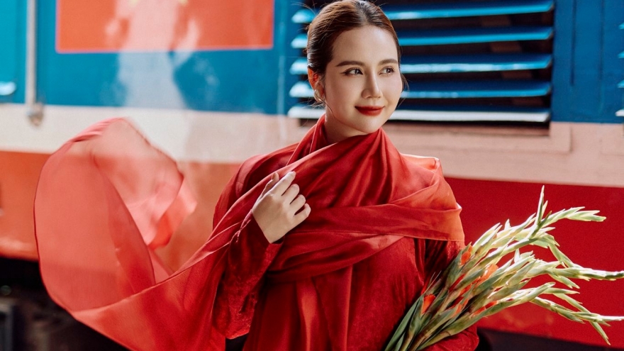 Sao Việt 28/8: Huyền Lizzie diện áo dài đỏ rực rỡ mừng Quốc khánh 2/9