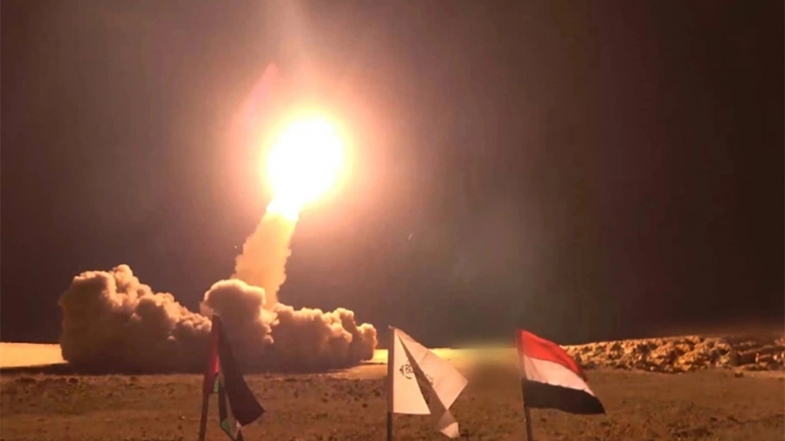 Houthi lần đầu phóng tên lửa đạn đạo mang đạn chùm tấn công Israel