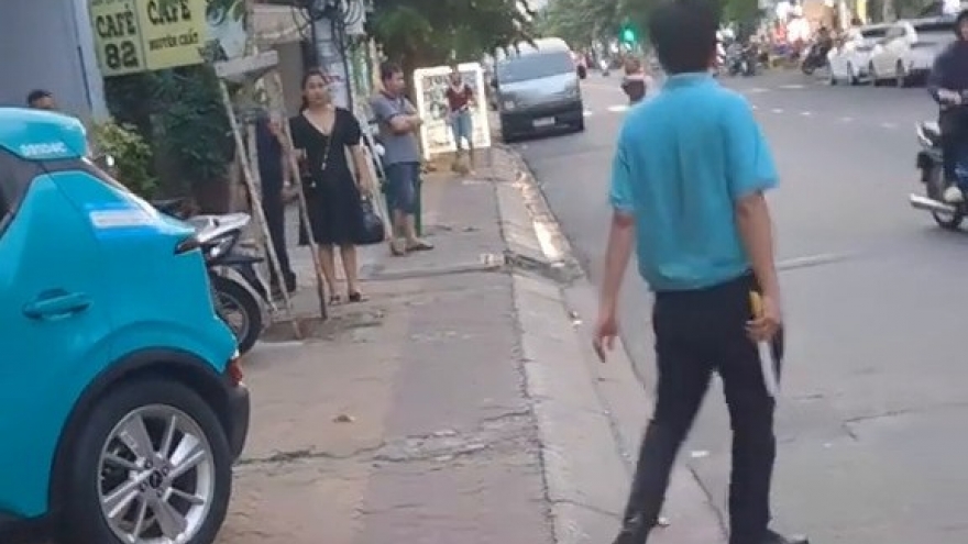 Vì sao tài xế taxi đâm đổ tường nhà dân rồi cầm dao dọa khách?