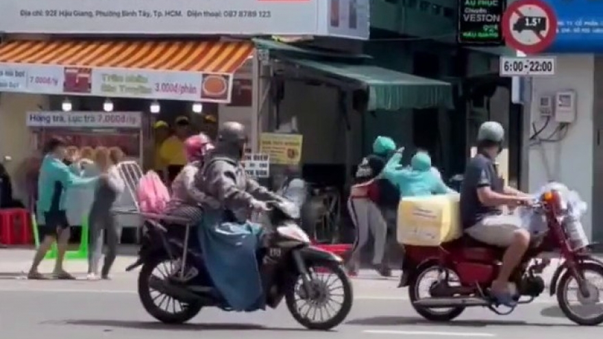 Tạm giữ 5 đối tượng mặc áo xe ôm công nghệ ẩu đả giữa đường