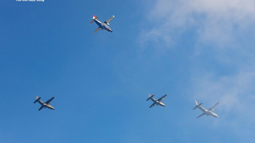 Phi đội máy bay Casa luyện tập diễu binh trên bầu trời Hà Nội