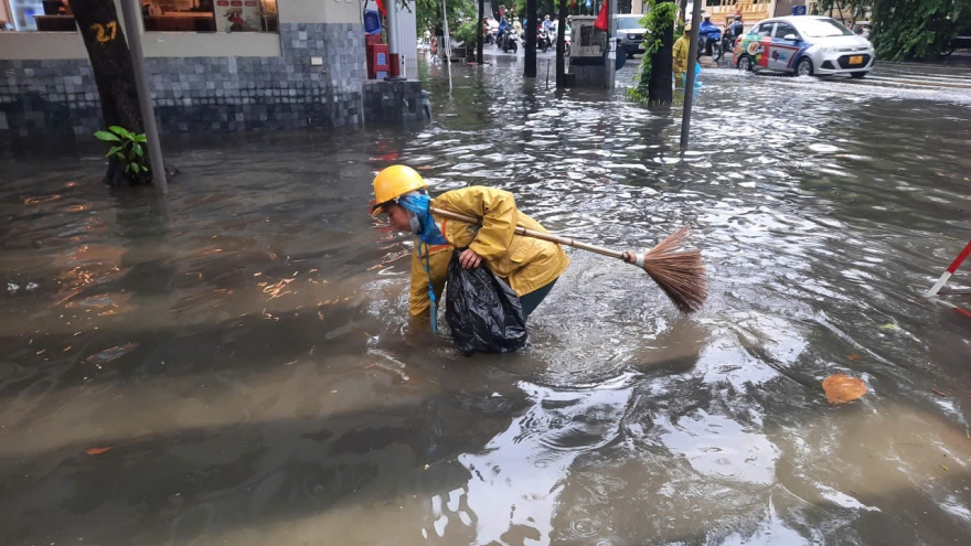 Hà Nội vận hành 19/20 bơm tại Trạm bơm Yên Sở chống úng ngập