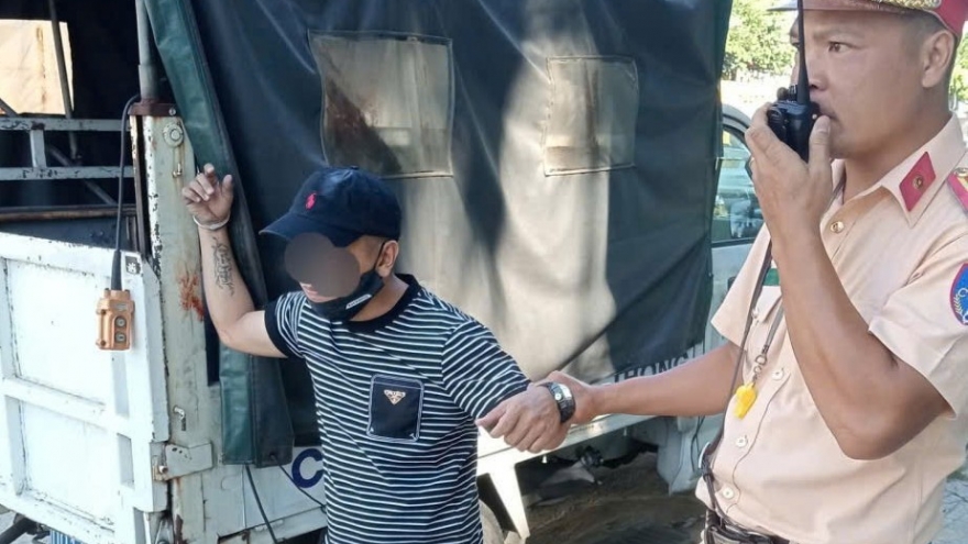 Tài xế Grab lái xe vào chốt CSGT cầu cứu khi chở khách có biểu hiện “ngáo đá”