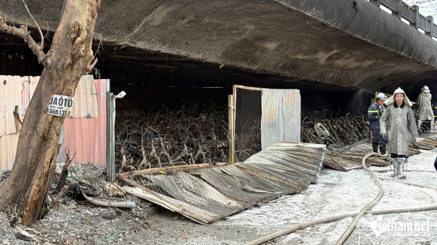 Hàng trăm xe bị trơ khung sắt, thân cầu Vĩnh Tuy lộ khung sắt sau vụ cháy