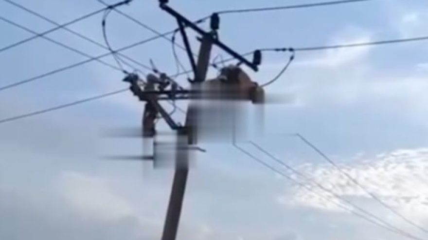 Hai người đàn ông bị điện phóng treo lơ lửng trên cột trong lúc sửa đường dây