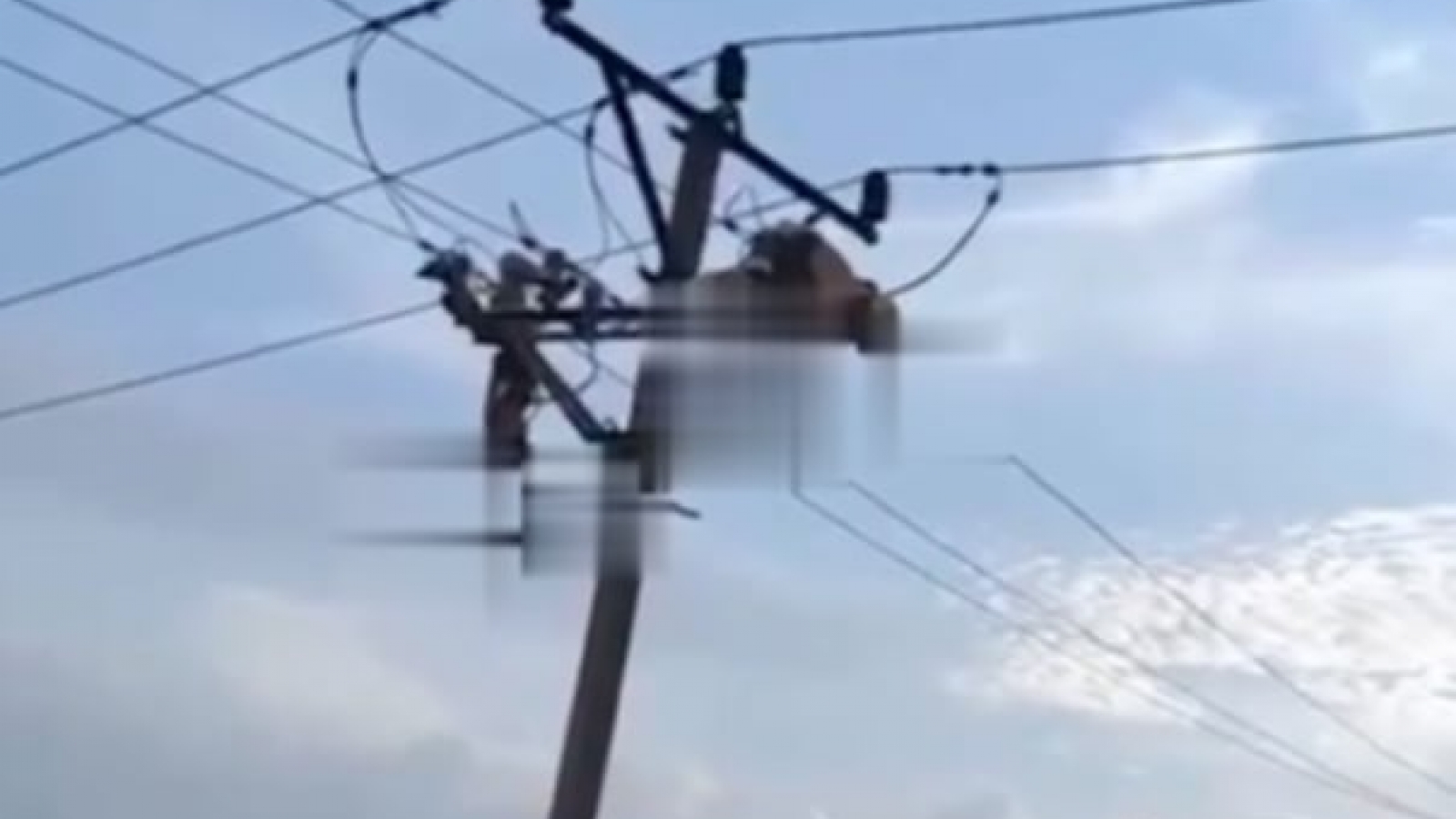 Hai người đàn ông bị điện phóng treo lơ lửng trên cột trong lúc sửa đường dây