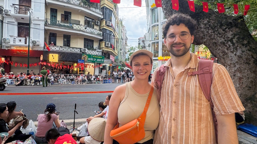 Khách quốc tế tận hưởng không khí rộn ràng tại Hà Nội dịp 80 năm Quốc khánh