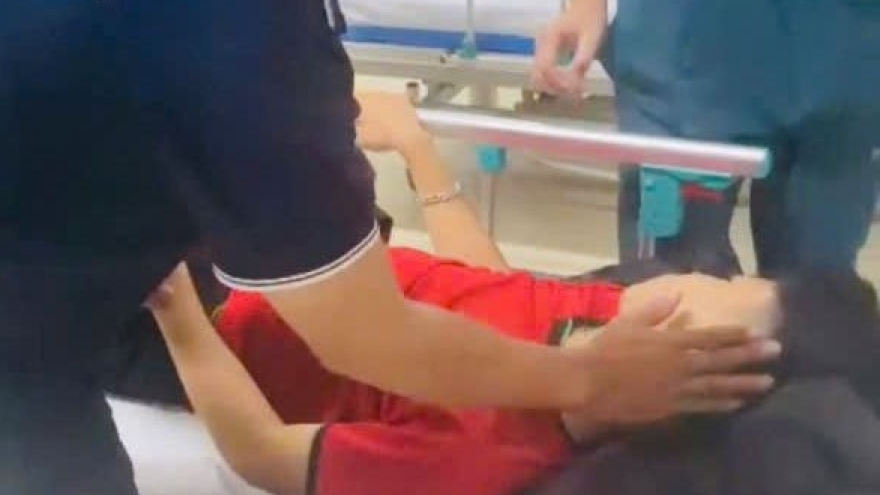 Công an xã ở Nghệ An đưa bé trai bị chấn thương não đi cấp cứu trong mưa bão