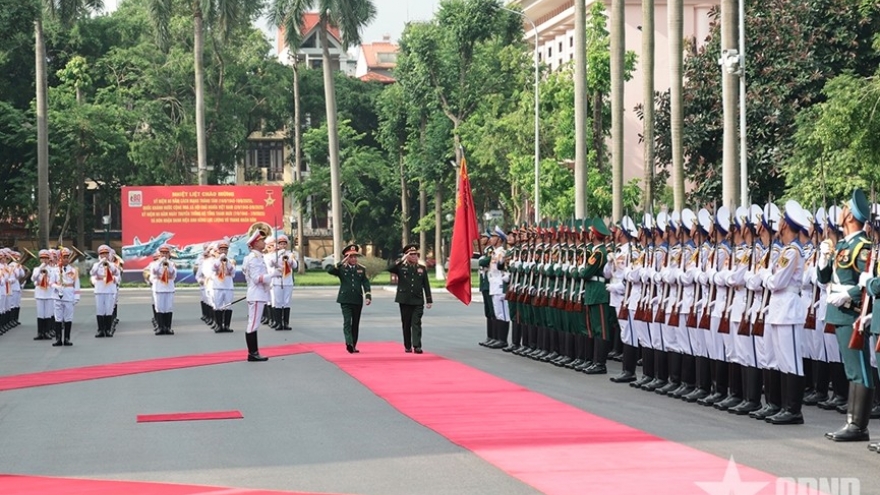 Vietnam, Laos strengthen defence ties with Lt. General Vongsone Inpanphim’s official visit