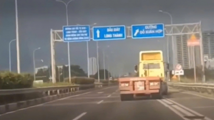 Đã xác định được tài xế xe đầu kéo lạng lách trên cao tốc ở TP.HCM