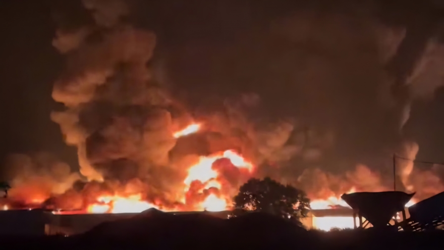 Cháy lớn bao trùm nhà xưởng ở Tây Ninh